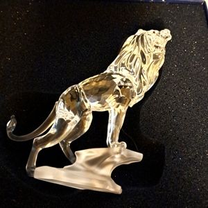 Swarovski crystal  standing lion Rare Encounters w outer box and case. Pristine